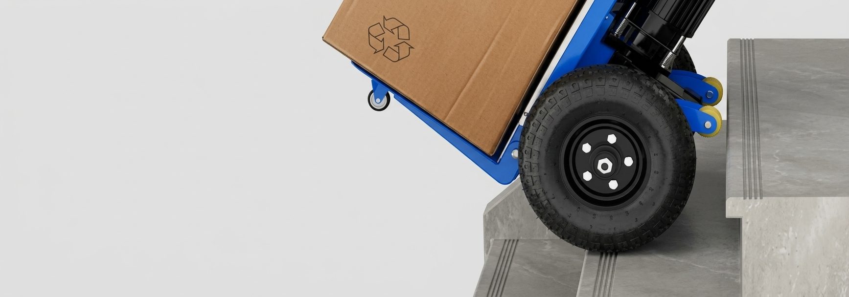 Elektrische Sackkarre mit Karton steigt eine Treppe hinauf